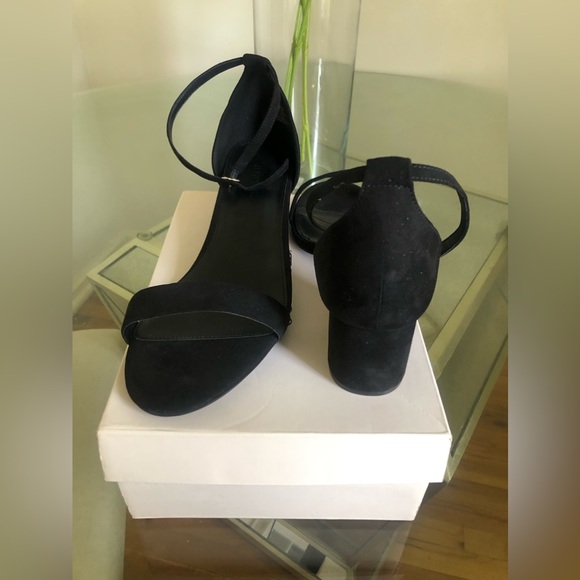 Black Mid height blocked heel sandals w/adjustable buckled ankle strap - Picture 2 of 8